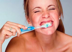 sāpes zobu tīrīšanas laikā