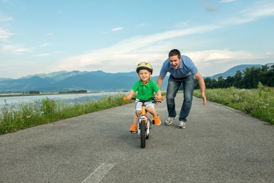 כמה מהר ובנכון ללמד ילד לרכוב על אופניים דו-גלגליים?איך ללמד ילד לדווש ולשמור על שיווי המשקל שלו?