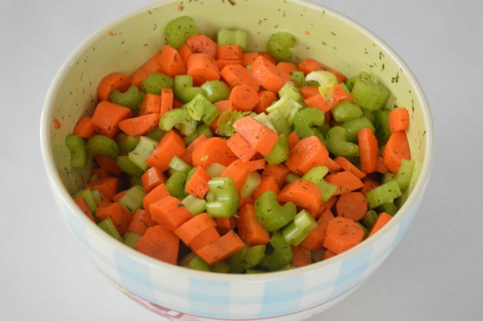 Nützliche Eigenschaften von Sellerie. Rezepte der diätetischen Teller für Gewichtverlust mit Sellerie: Suppen, Salate, Saft