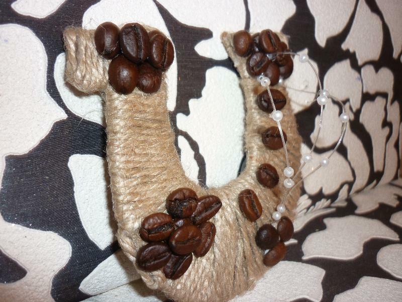 Images et panneaux faits de grains de café.Topiaire de grains de café avec leurs propres mains