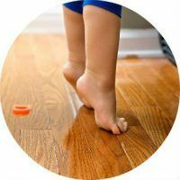Waarom loopt een kind over sokken en hoe ermee om te gaan