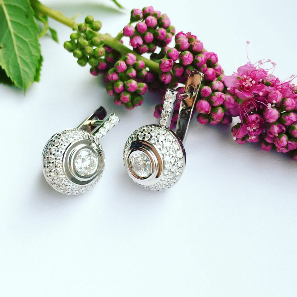 Droominterpretatie - sieraden: oorbellen. Waarom dromen van vinden, proberen, aankleden, kiezen, overwegen, kopen, verliezen, een geschenk krijgen, gouden oorbellen stelen?