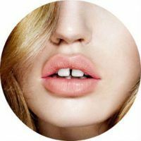 Proč existuje mezera mezi předními zuby a jak je odstranit