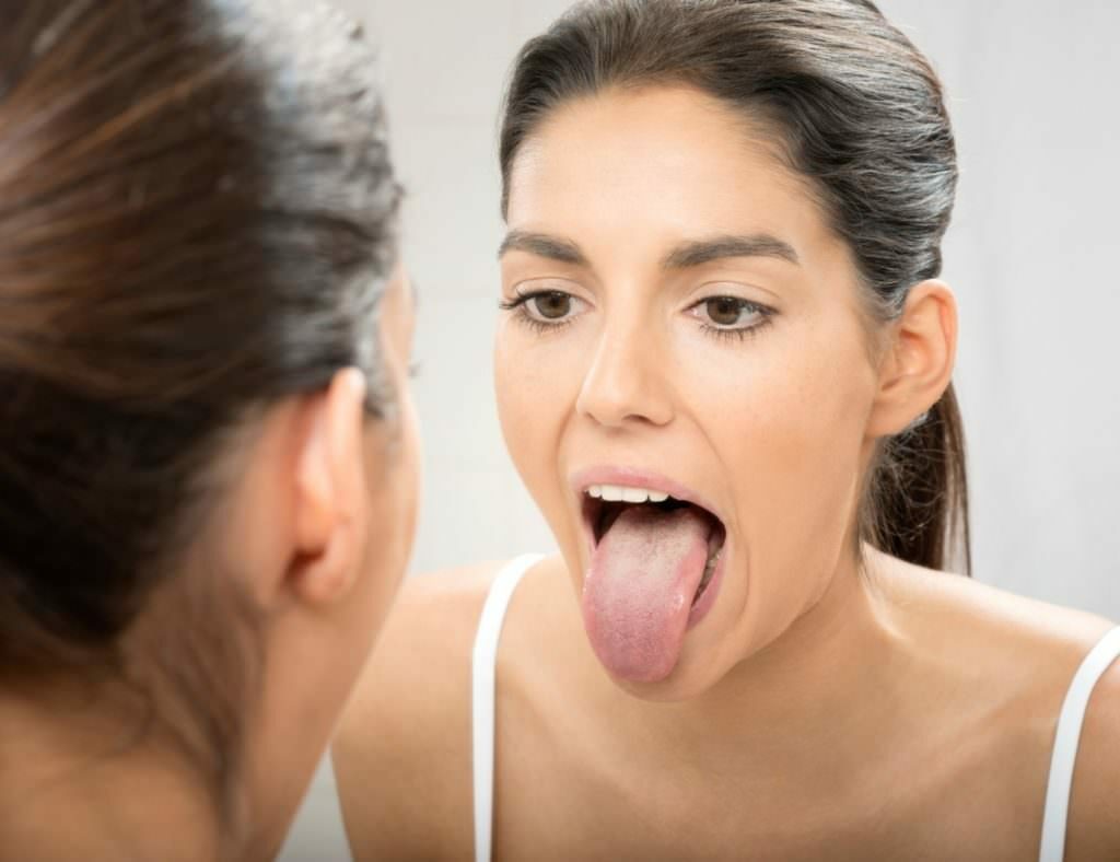 Raspberry tungen hos voksne og barn: om hvilke sykdommer som er et symptom