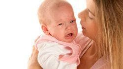 novorodenec často kýchne príčiny