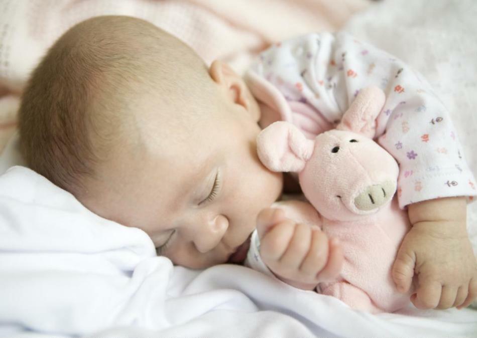 Milyen gyorsan adhatok egy csecsemőt az ágy előtt? A baba fekvése felé mozdulni. Szivattyúznom kell a baba a karomban?