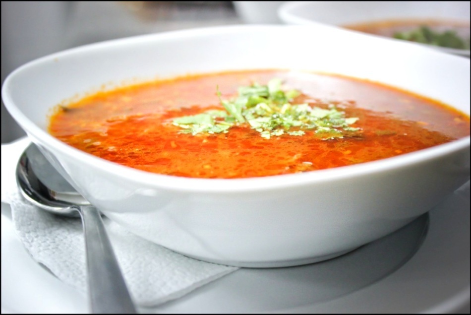 Wie lecker und richtig Suppe kharcho vorzubereiten? Rezepte von Suppe Kharcho mit Huhn, Rindfleisch, Schweinefleisch, Gurken und Tomate