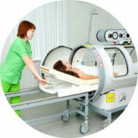 What indications and contraindications are taken into account when using a hyperbaric chamber