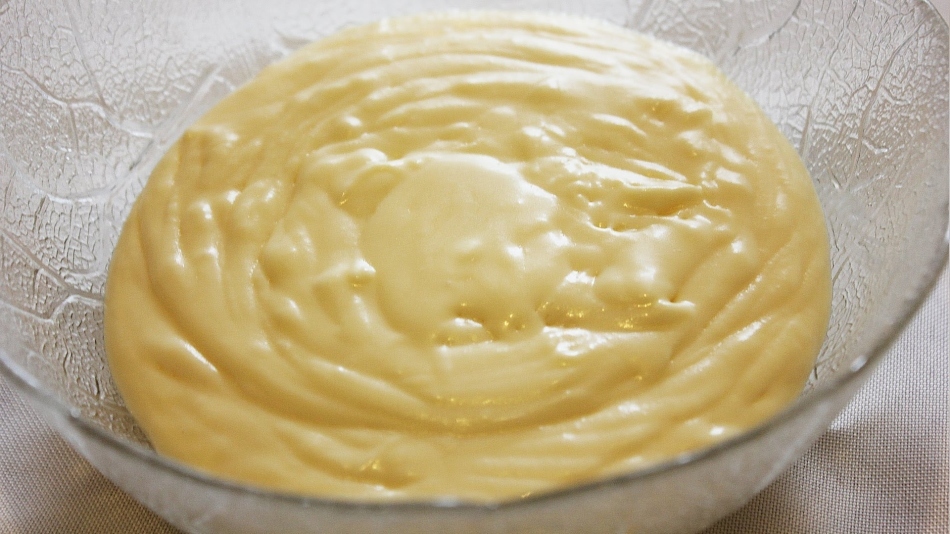 "Custard" klasika: Napoleono pyrago receptas. Geriausi receptai ruošiant šią Napoleono pyrago pyragą su grietine, grietine, sviestu, sutirštintu pienu, mascarpone, įdaru, citrinomis, kakava, mango, pienu, tryniais, varšku