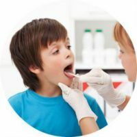 Sintomas e tratamento de dor de garganta purulenta em crianças e adultos