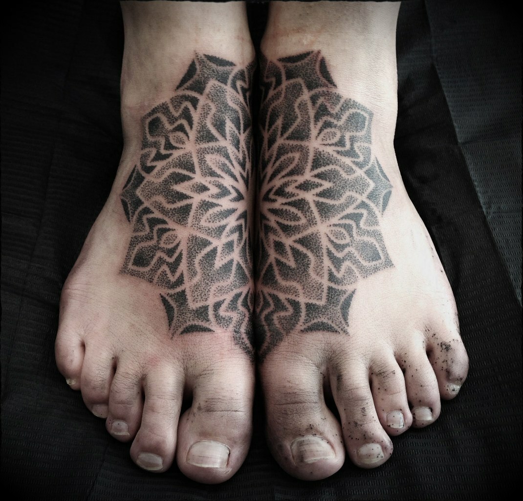 Tetování pro dívky na nohou jsou malé a velké a jejich význam: na stehně, kotníky, nohu, přední straně stehna, dolní nohy, kotník. Tetovací nápady pro dívky na nohou: kresby, náčrty