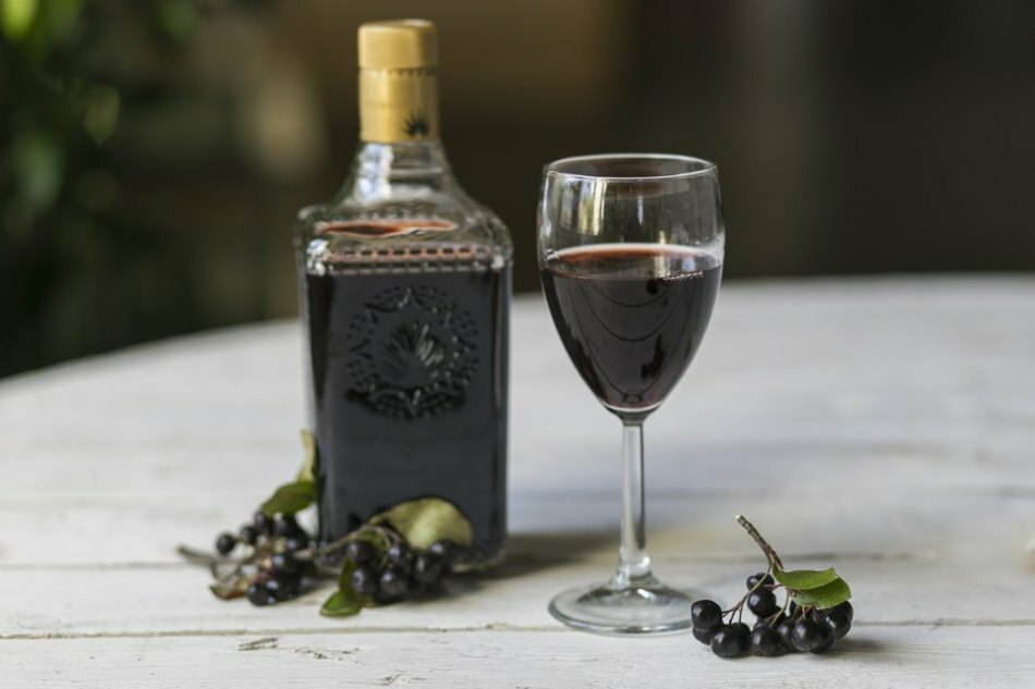 Vin från svarta och röda vinbär hemma: ett enkelt recept. Hur man gör hemvin från svarta och röda vinbär med hallon, körsbär, krusbär?