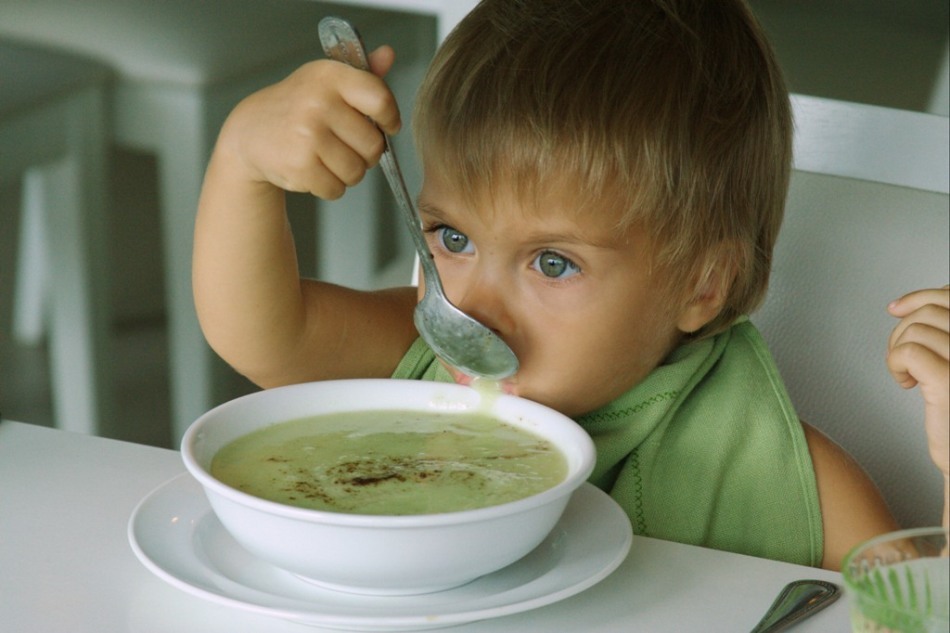 Hvordan lage kucchini for første barns fôring? Oppskrifter av retter fra courgetter til barn: potetmos, pannekaker, suppe, soufflé, koteletter, gryteretter, kaviar