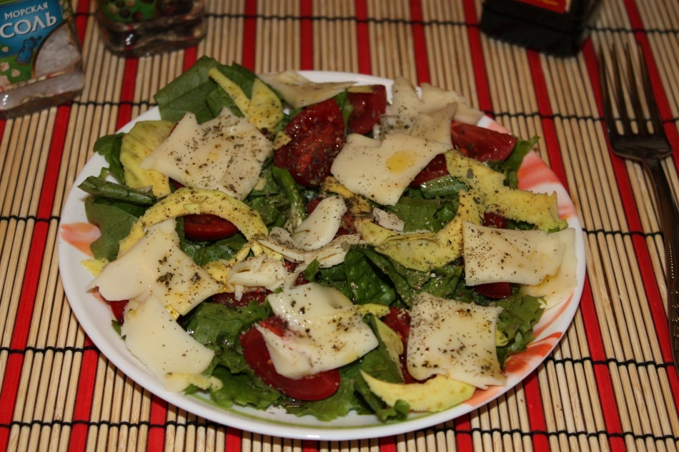 Rezepte von Gerichten aus Rucola mit einem Foto. Wie köstlich, einen Salat von Rucola mit Käse, Tomaten, geräuchertem Fisch, Thunfisch, Garnelen, Hühnerherzen vorzubereiten?