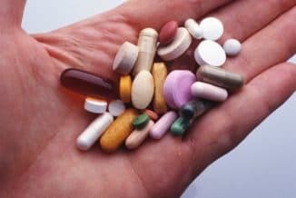 A középfül tüneteinek és az antibiotikum kezelésének az ödémái