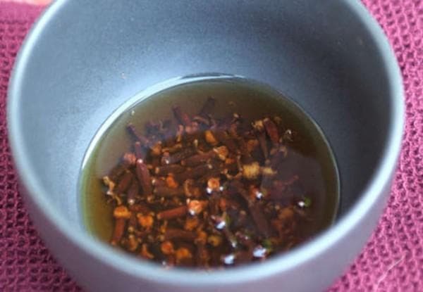 clove infusion against sore throat