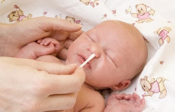 Than to treat a rhinitis at newborns: preparations and national agents
