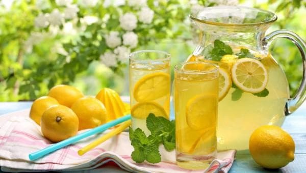 water with lemon juice against sore throat