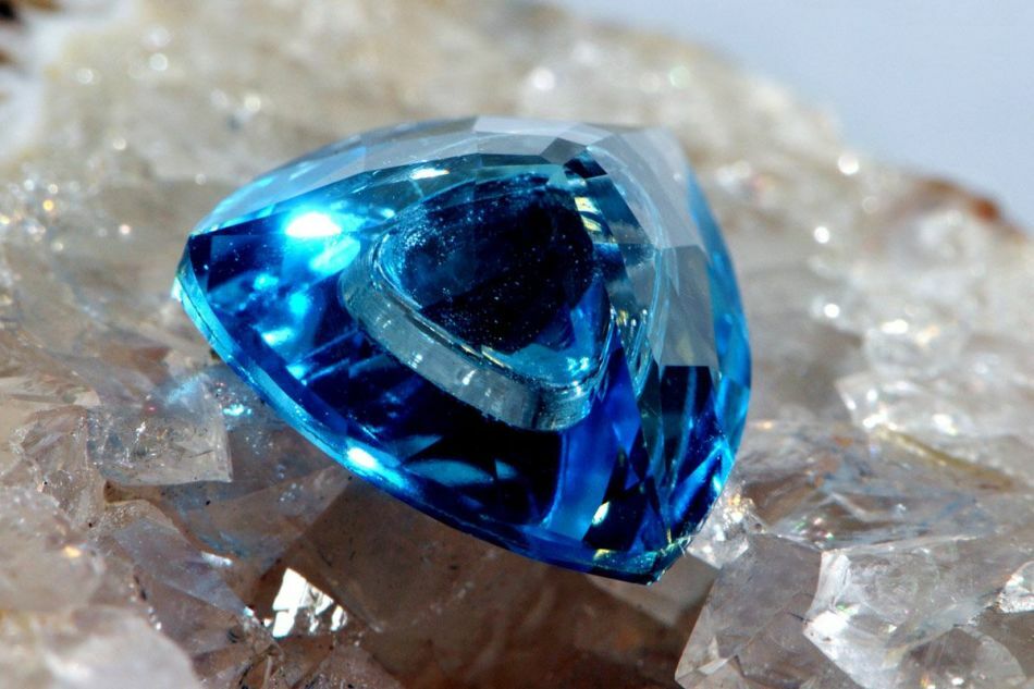 Types, names and colors of precious stones for jewelry and jewelry: a list, a brief description with photos. How to distinguish a real natural stone from a fake, from a glass in ornaments?