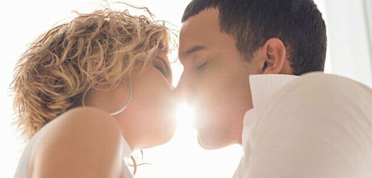 Wie man mit Klammern küsst, damit es bequem und bequem für den Partner und Sie ist