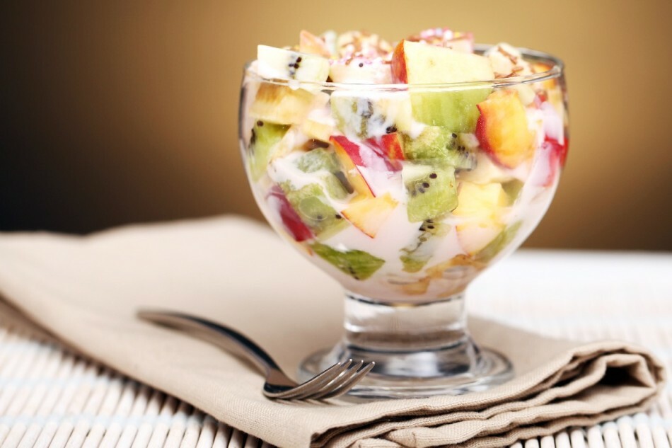 Najlepsze 10 najlepszych sałatek owocowych. Jak przygotować sałatkę owocową z lodami, bitą śmietaną, jogurtem, orzechami i bananami?
