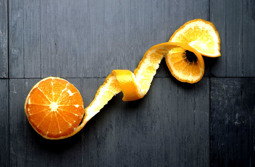 How many calories in orange and tangerine in 100 grams, in 1 piece of medium size, with skin and without peel? Do oranges and mandarins accelerate metabolism when losing weight?