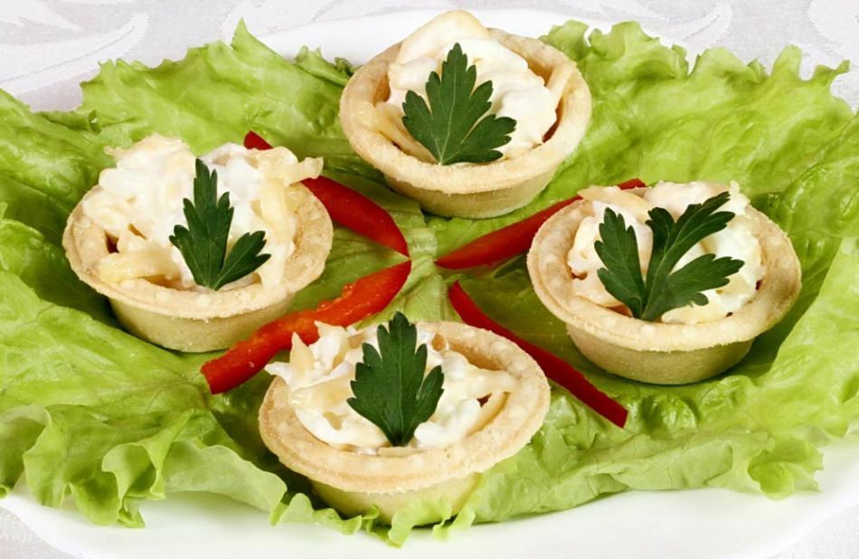 Lekkere canapé-tartlets met groenten voor een feestelijk buffet: recepten met een foto. Taartjes met een vulling van groenten tot een feesttafel: recepten met groentesalades voor een vulling