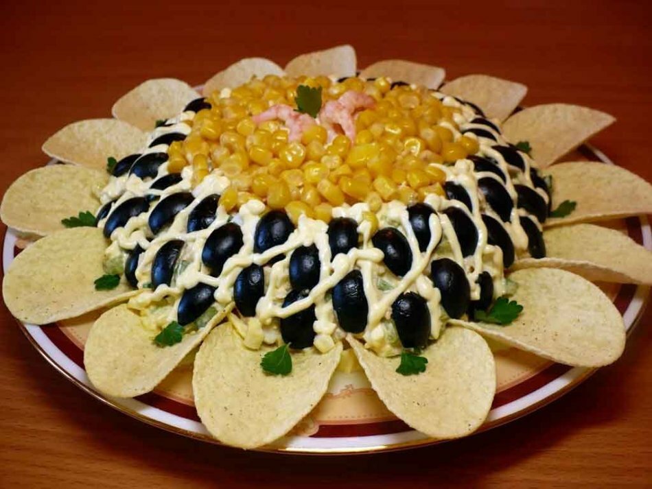 Salat Sonnenblume: Rezept mit Fisch, Fleisch, Pilzen und Pommes frites. Schritt-für-Schritt-Rezept für Salat Sonnenblume mit einem Foto
