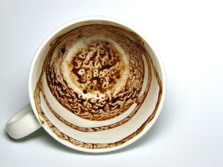 Adivinando en posos de café o té.Interpretación de símbolos y significado de la adivinación en el café molido