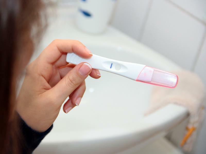 Ką reiškia, jei nėštumo testas yra mėnesinė ir silpna antroji juostelė?Delsa yra kas mėnesį, o bandymas rodo silpną antrą juostelę