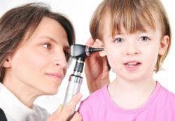 Behandlung der Ohren des Kindes