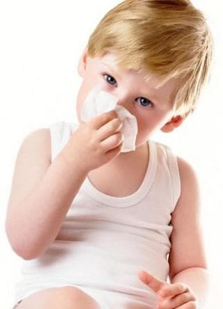 una secreción nasal no pasa 2 semanas para un niño