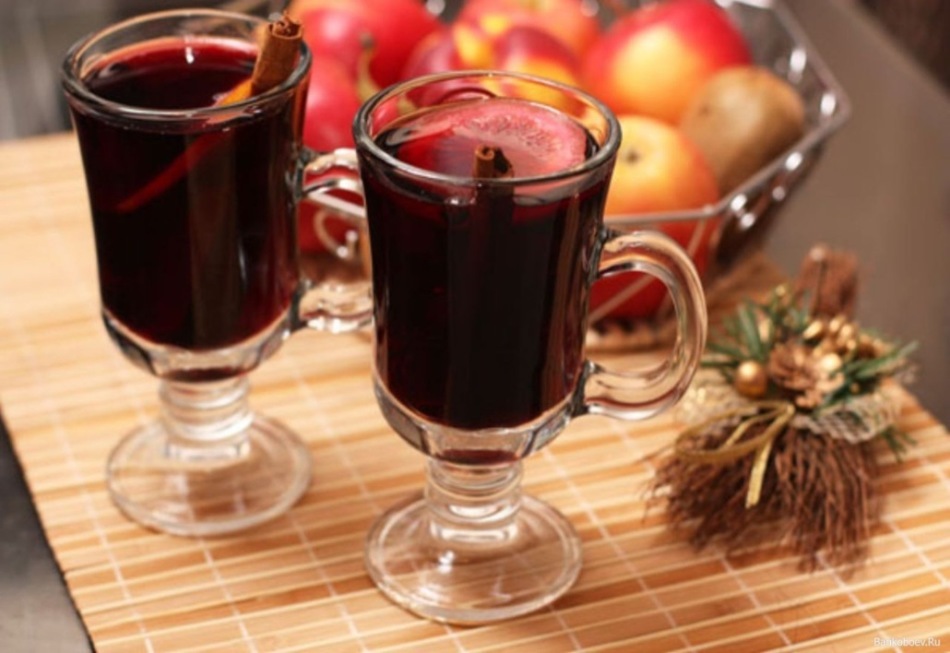 Alcoholische glühwein voor het nieuwe jaar en kerst vanaf vruchtensap met cognac, rum, wodka: de beste recepten van de drank. Hoe maak je heerlijke warme alcohol glühwein voor de winter vakantie koken?