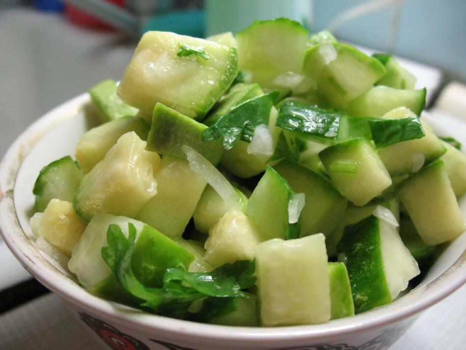 Salades van courgettes voor de winter: recepten. Hoe de salade van courgettes in het Koreaans te bewaren, "Teshchin-tong", "Vingers likken", "Ankl Bens" voor de winter?