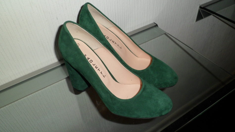 What dress to dress with emerald leather and suede shoes? 