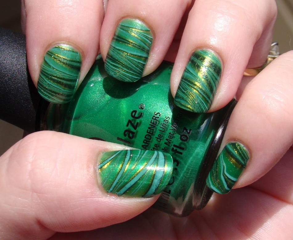 Manicure van smaragdgroene kleur: ideeën voor ontwerp, foto. Emerald manicure jasje, mat, cat's eye, met een patroon, pailletten, met strass: nail design