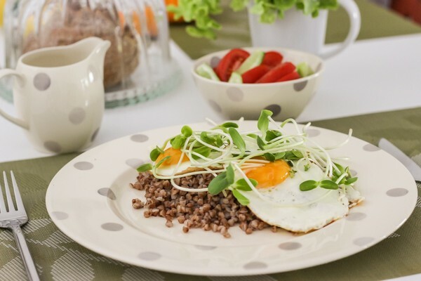 Bubur gandum dengan telur cincang untuk setiap selera