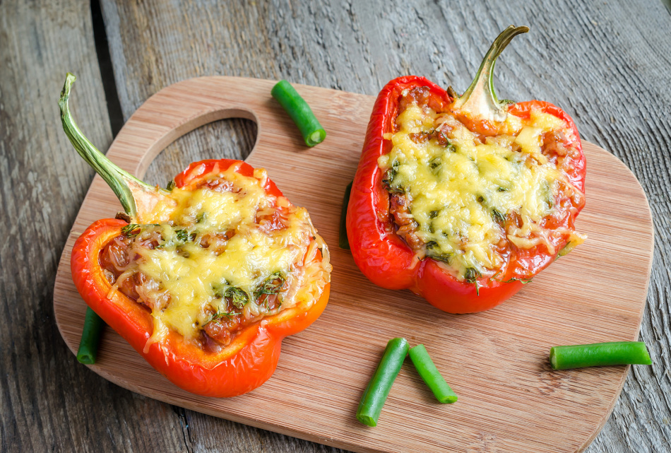 De heerlijkste recepten van sappige gevulde paprika's met vlees en rijst, kippengehakt, met kaas, kwark, knoflook, greens, kool, champignons, groenten, eieren. Peper gevuld in een multivark, aerogrill, oven, snelkookpan, steamer, pan: recepten