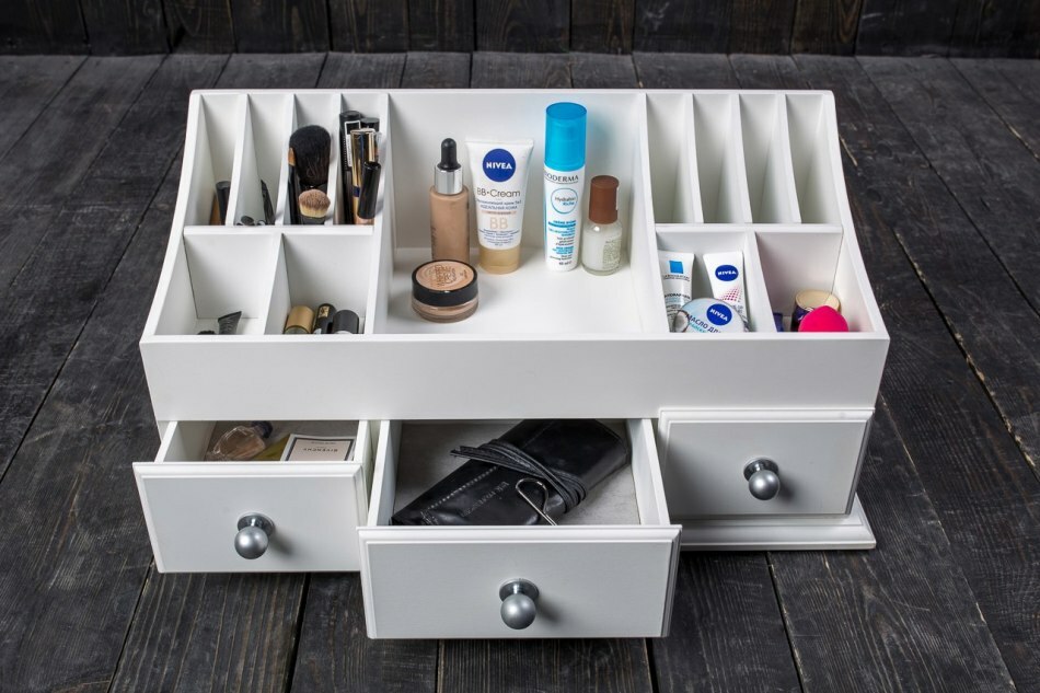 Hoe maak je een organizer voor cosmetica met hun eigen handen gemaakt van karton, hout, doek? Hoe een wegorganizer met uw eigen handen naaien?