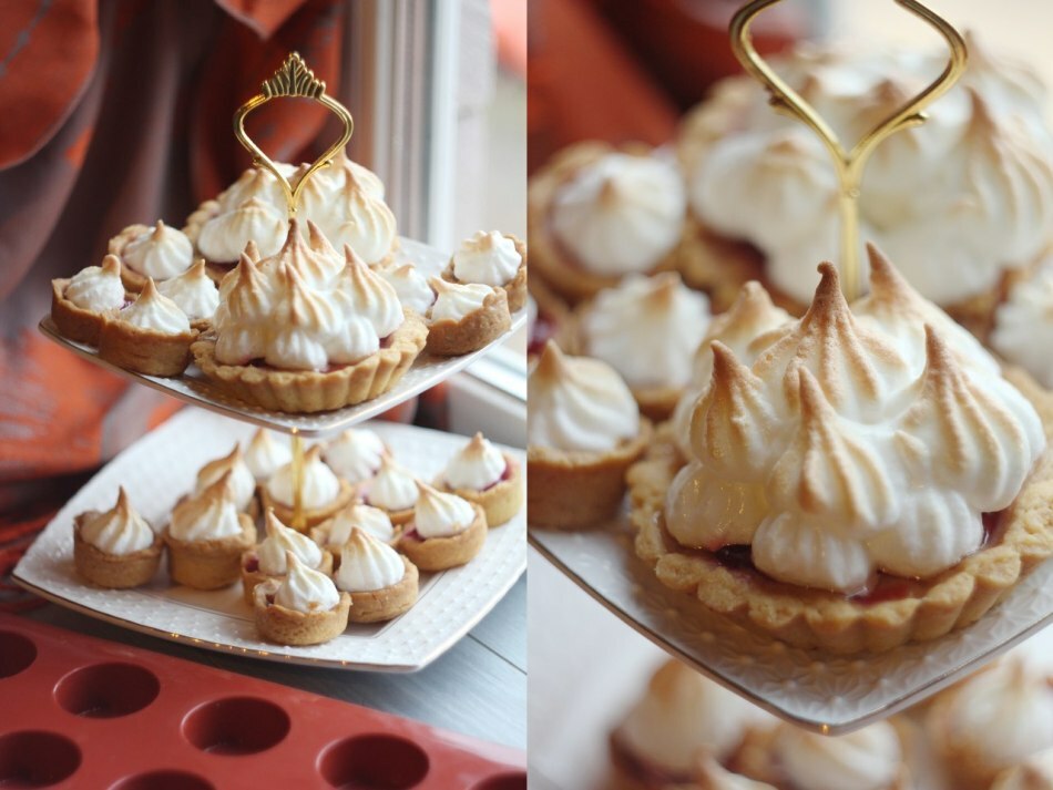 Heerlijke tartlets canapes zijn zoet, kinderen, cakes voor een feestelijke buffettafel: recepten met een foto. Taartjes met vulling op de feesttafel: recepten voor zoete crèmes en vruchtentesserts voor het vullen