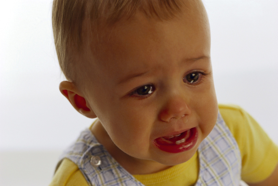 Waarom huilt een kind bij het ontwaken wanneer hij wil slapen en schrijven? Een kind huilt in een kinderwagen, na het baden, na het eten: redenen