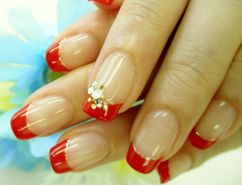 Manicure sob um vestido vermelho para loiras, morenas, loiras para unhas curtas e longas: idéias. Projeto de prego sob vestido vermelho e preto