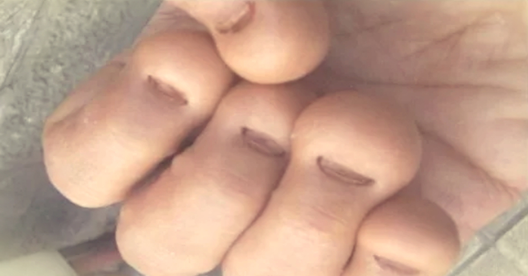 Wer hat die schrecklichsten Nägel der Welt? Gruselige Zeichnungen auf schwarzen und roten Nägeln: Foto