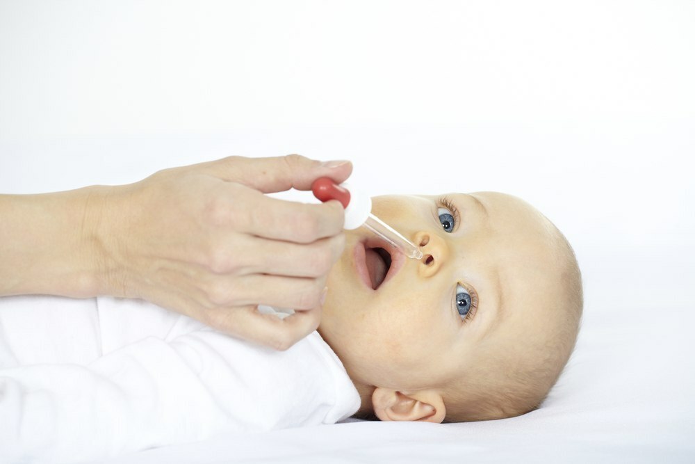 Otrok ima zamašen nos brez mraza, kaj storiti, kaj je treba zdraviti? Kako zdraviti nosno kongestijo pri otrocih in dojenčkih z kapljicami in ljudskimi pravili?
