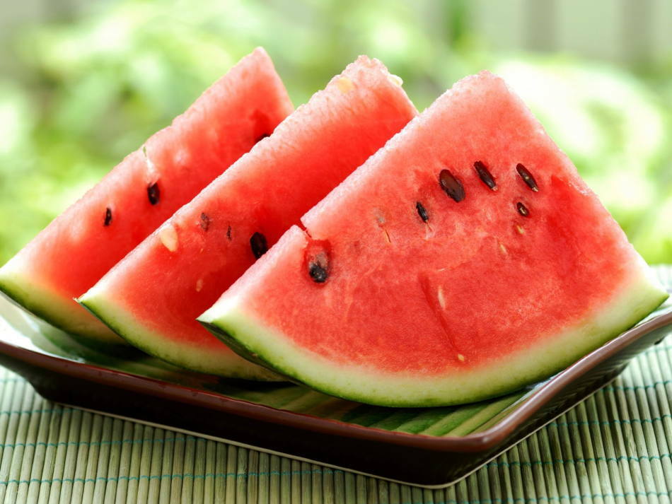 Lubenica jagodičja ali sadje? Lubenica ali melona je bolj uporabna, ali lahko pojeste kosti lubenice?
