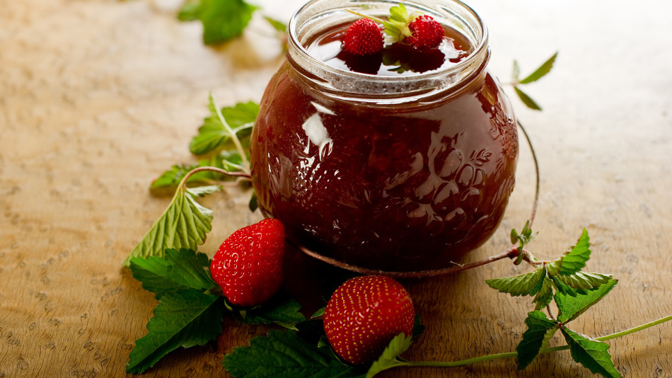 Rezepte von Erdbeermarmelade: ohne Kochen, fünf Minuten, dick, mit ganzen Beeren, mit Gelatine, von Alla Kovalchuk, für den Winter. Kaloriengehalt von Erdbeermarmelade