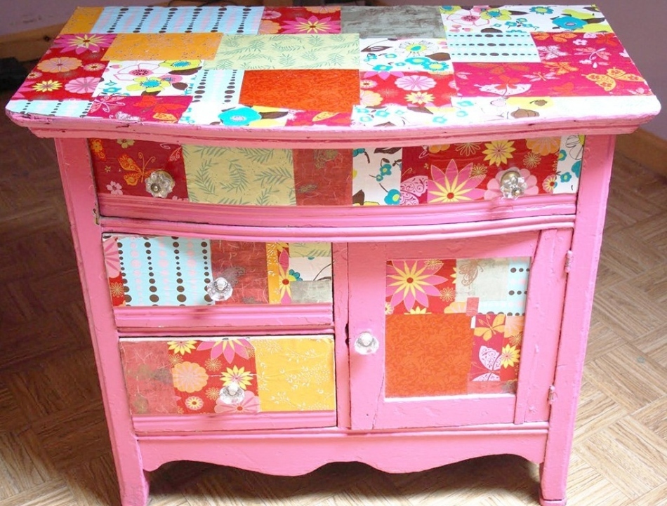 Decoupage van meubels met de hand met servetten, behang, doek, vernis, verf, spaanplaat: apparatuur, masterclass, foto