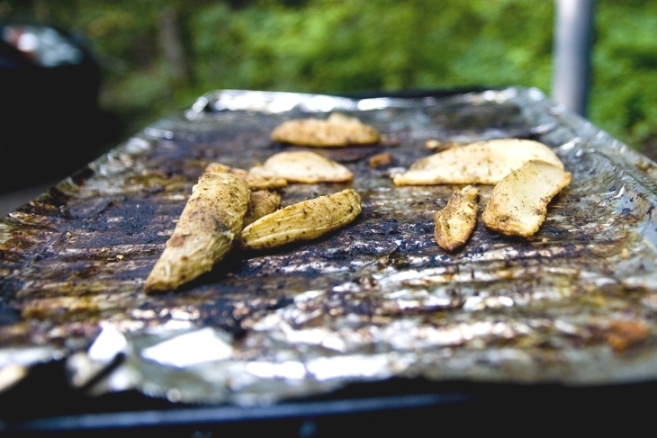 Hoe folie te gebruiken voor het bakken in de oven? Voedselfolie voor bakken: welke kant moet je erin leggen, waar de matte en glanzende kant? Hoe pak je vlees, vis, aardappelen, kip, producten in folie om te bakken?