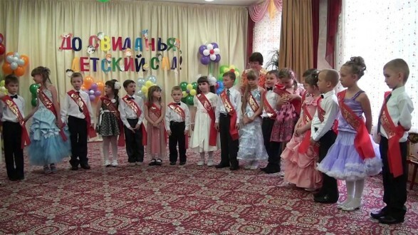 Afstuderen in de kleuterschool: gefeliciteerd met kinderen