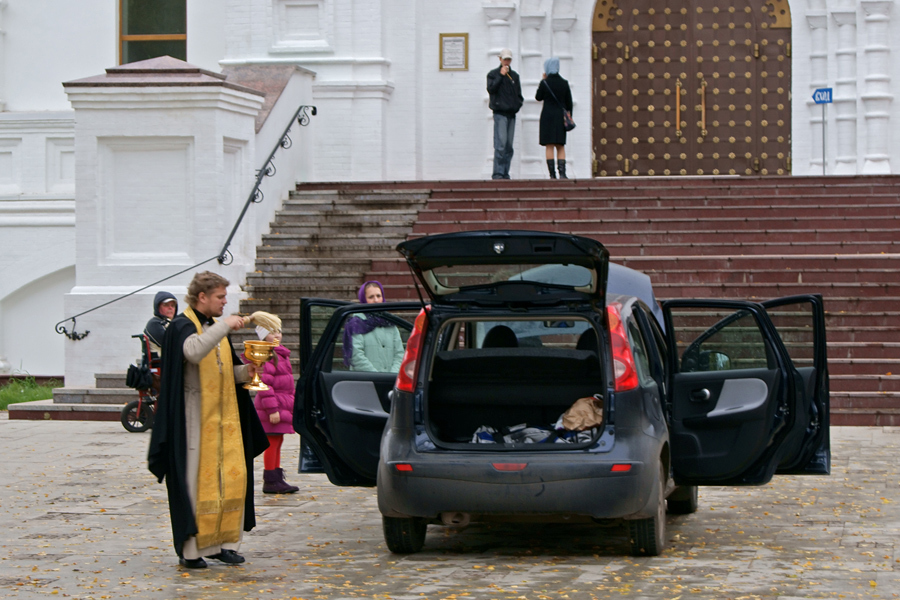 Осветить дом батюшкой. Освятить машину. Освящение автомобиля. Освятить автомобиль в церкви. Машины святых.